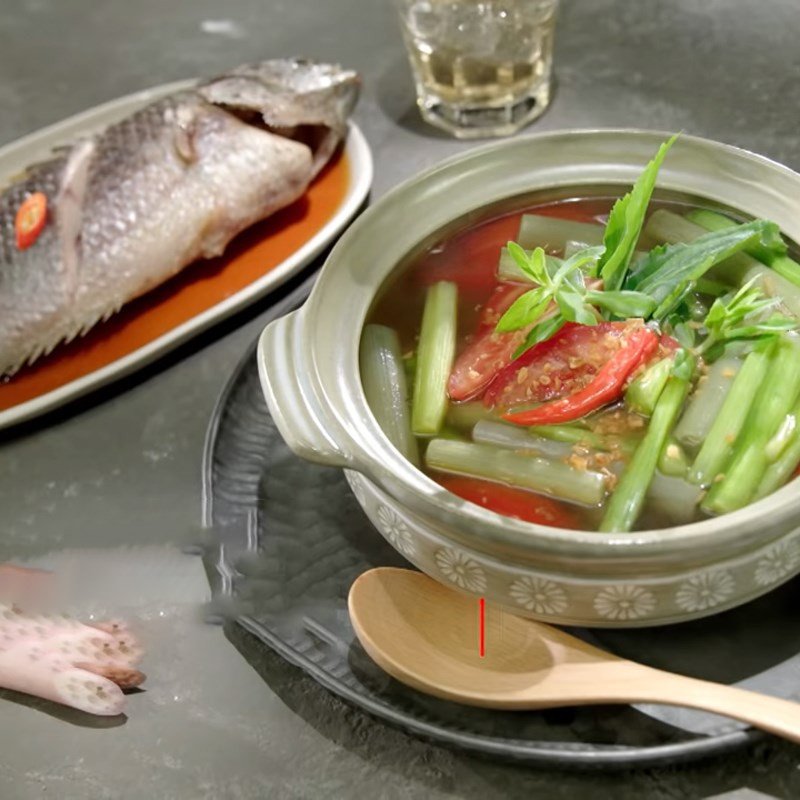 Tô canh cá rô bông súng chua ngọt hấp dẫn