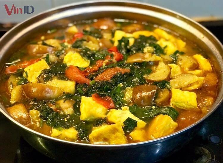 Tô canh cà tím nấu chay nóng hổi, nghi ngút khói, với cà tím mềm, đậu hũ chiên và rau thơm, rất phù hợp cho bữa ăn thanh đạm