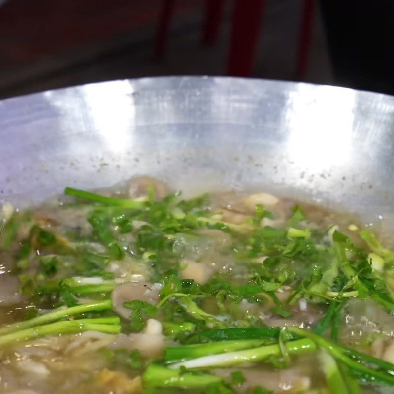 Tô canh kê gà nấu nấm thơm ngon