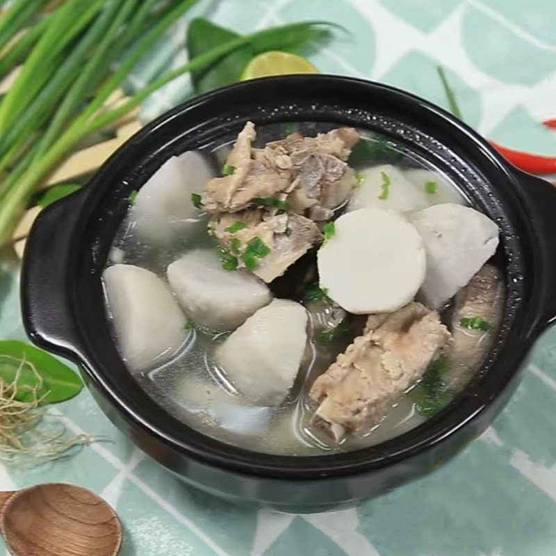 Tô canh khoai môn hầm xương hoàn chỉnh, sẵn sàng để thưởng thức