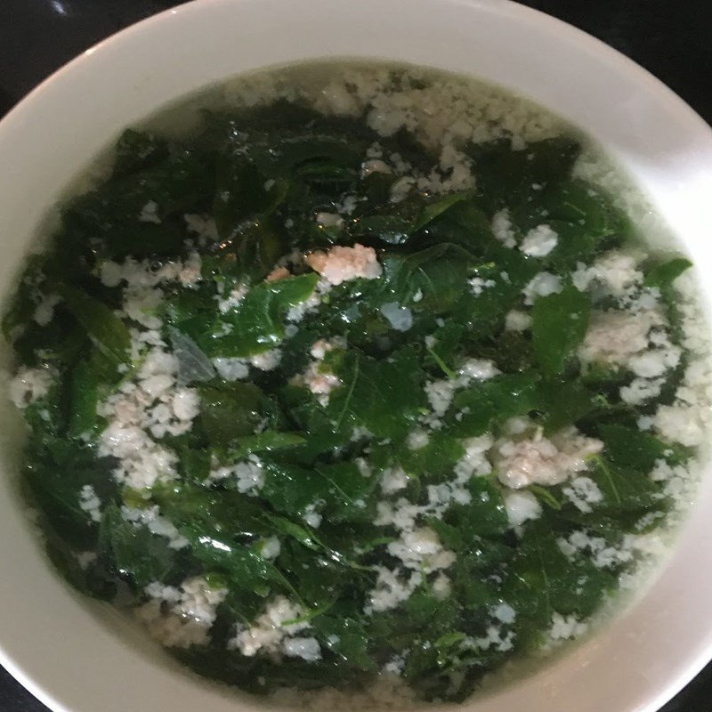 Tô canh rau ngót thịt băm thành phẩm thơm ngon, đầy màu sắc, sẵn sàng phục vụ