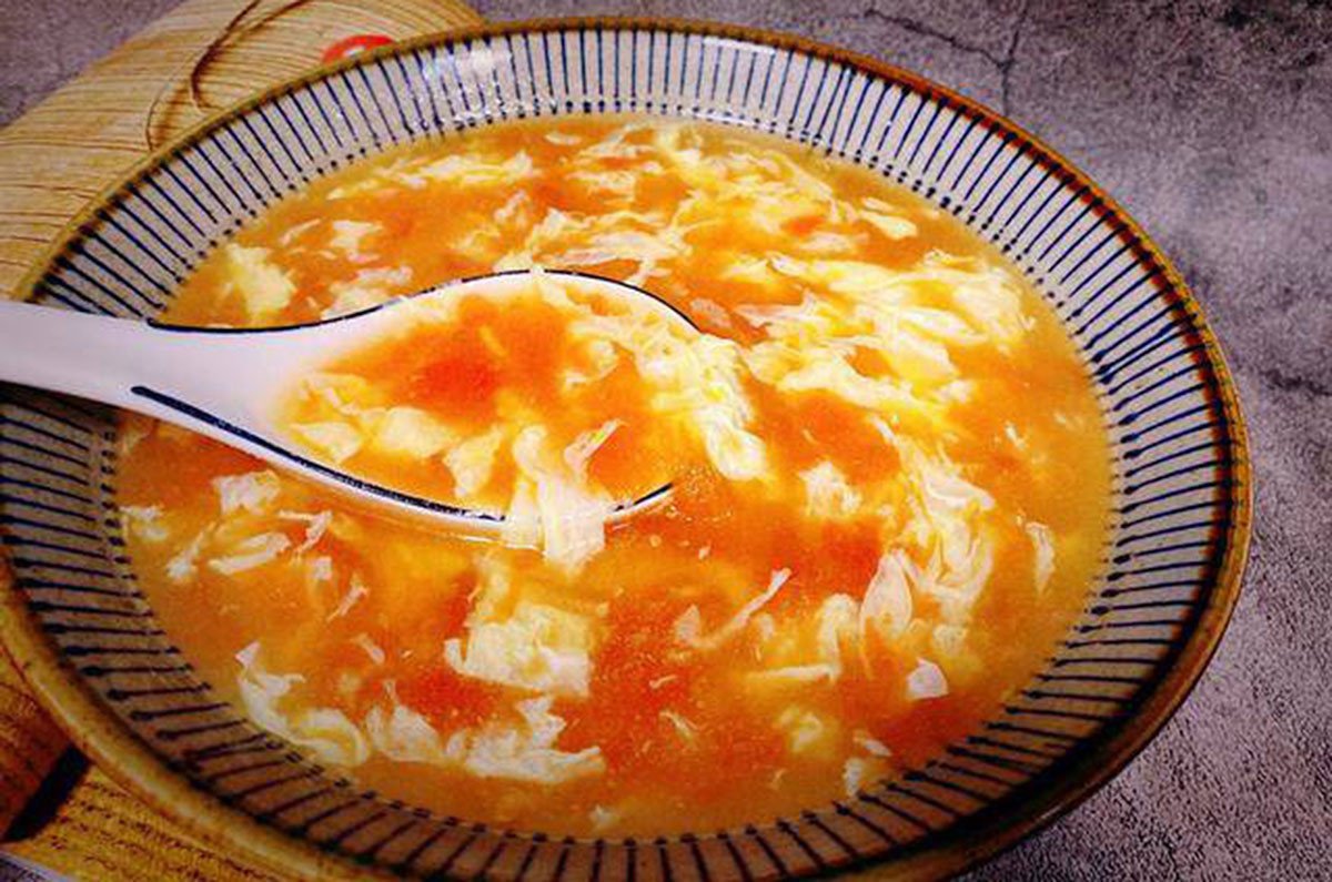 Tô canh trứng cà chua nóng hổi, bổ dưỡng và đẹp mắt sau khi hoàn thành