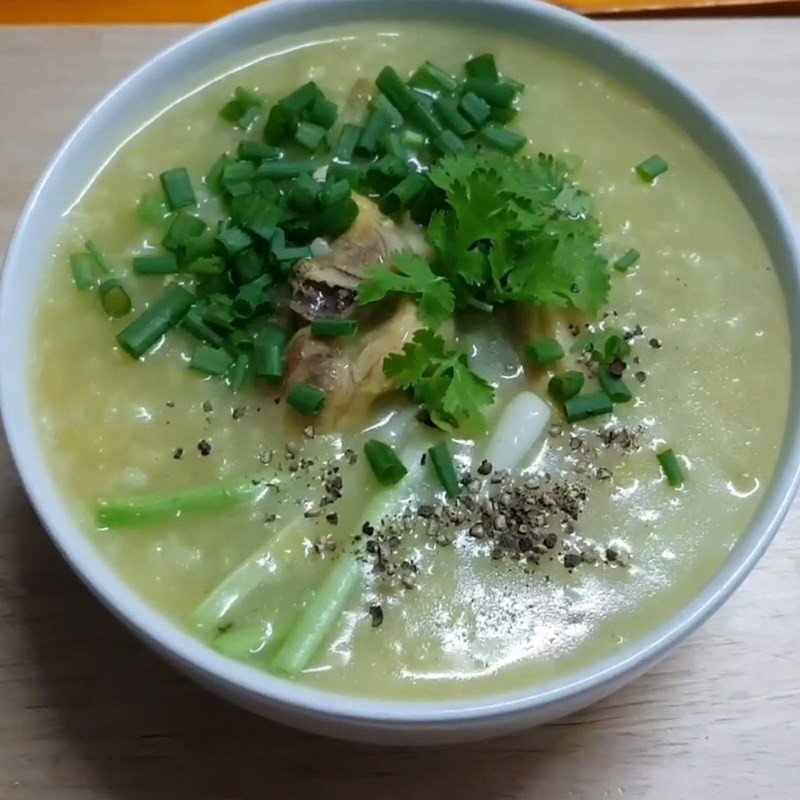 Tô cháo gà đậu xanh hoàn chỉnh, đầy đủ dinh dưỡng và hấp dẫn