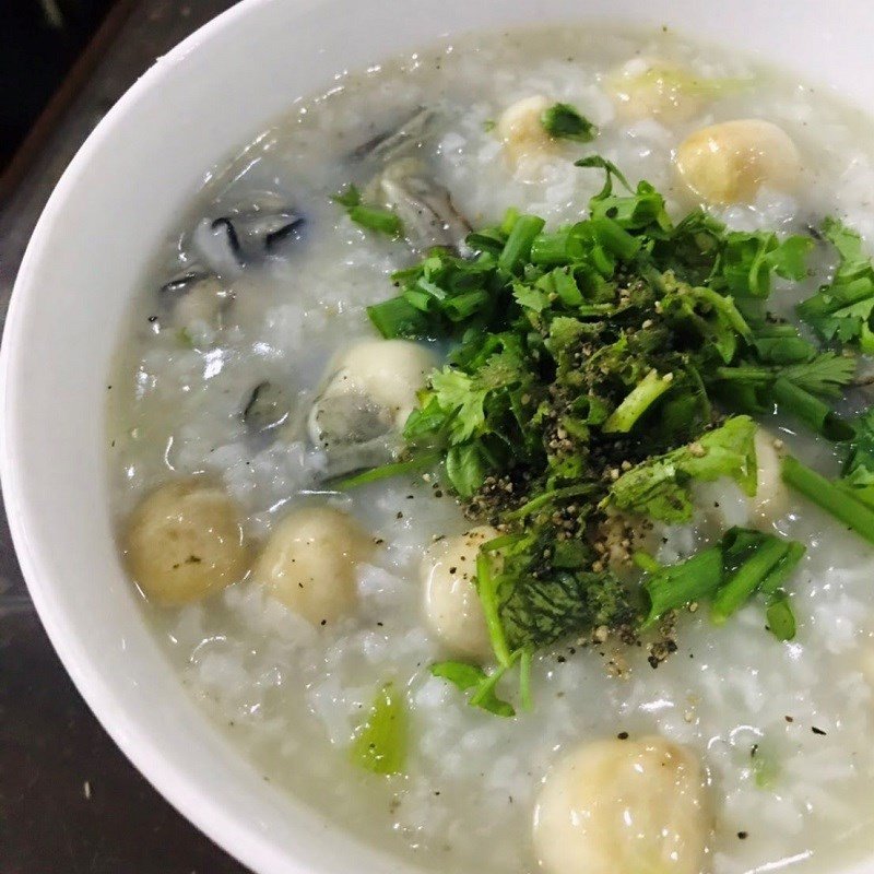 Tô cháo hàu nấm rơm nóng hổi đã hoàn thành