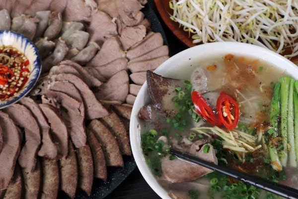 Tô cháo lòng heo nóng hổi, thơm lừng, hấp dẫn vừa nấu xong