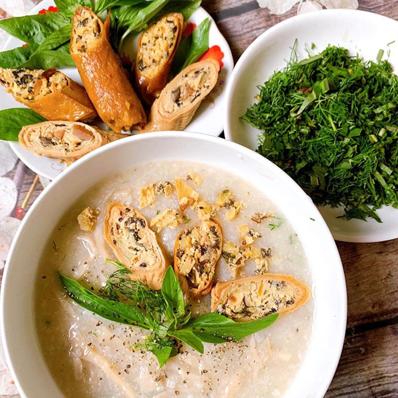 Tô cháo nấm chay sánh mịn, thơm lừng, hấp dẫn với topping dồi chay và rau thơm