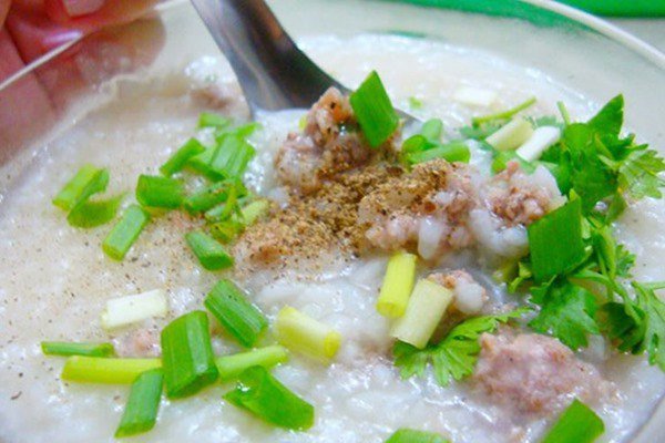Tô cháo thịt bằm truyền thống thơm ngon, nóng hổi vừa nấu xong