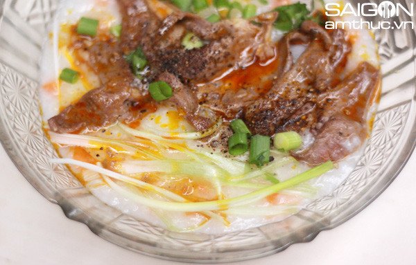 tô cháo tim heo nóng hổi đã sẵn sàng thưởng thức