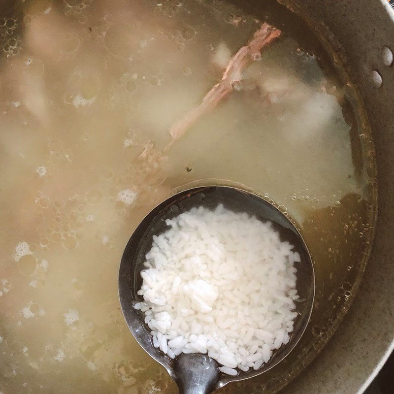 Tô cháo xương heo nóng hổi đã hoàn thành, sẵn sàng thưởng thức