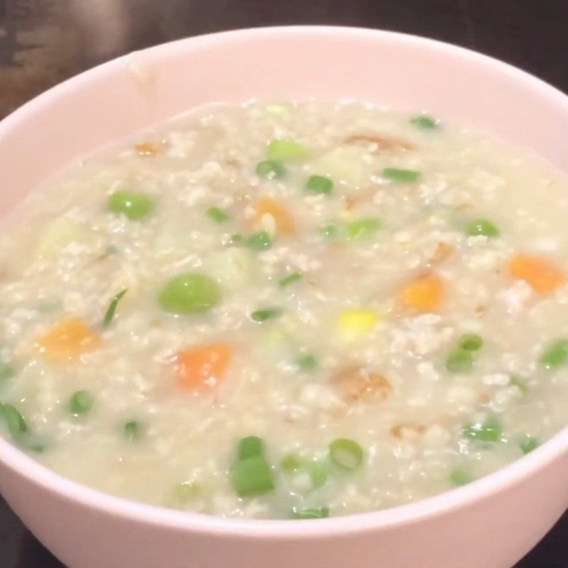 Tô cháo yến mạch thịt băm rau củ hoàn chỉnh, nóng hổi và đầy dinh dưỡng