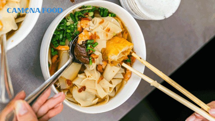 Tô hoành thánh lá tôm khô thơm ngon, nóng hổi đã hoàn thành