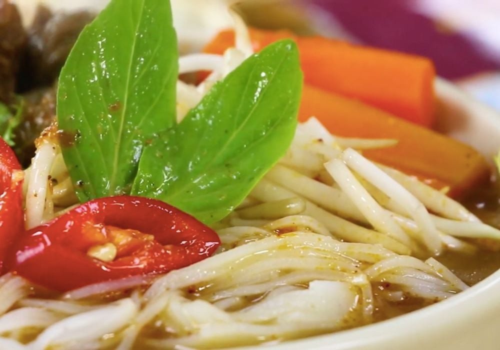 Tô hủ tiếu bò kho nóng hổi, đầy đủ thịt và rau củ