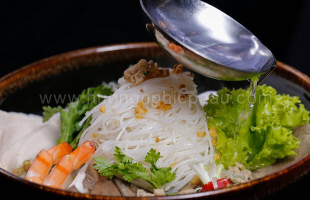 Tô hủ tiếu Nam Vang đầy đủ topping, sẵn sàng thưởng thức