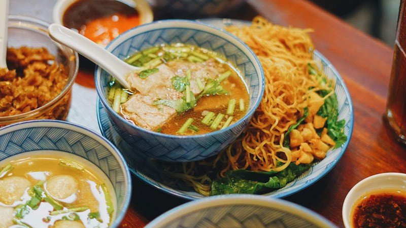 Tô mì lòng bò Hong Kong với nước dùng trong và lòng bò giòn dai