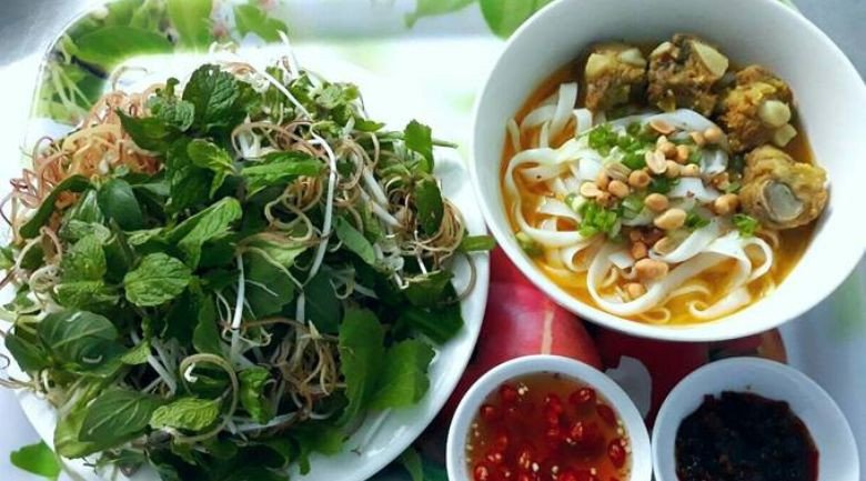 Tô mì Quảng sườn đã hoàn thành, sẵn sàng thưởng thức với nước dùng nóng hổi, sườn mềm, tôm giòn và đậu phộng rang.