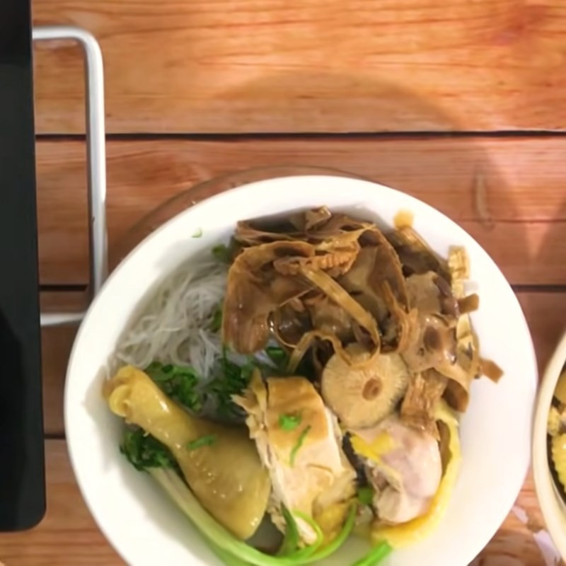 Tô miến măng gà thơm ngon nóng hổi, mời cả nhà thưởng thức