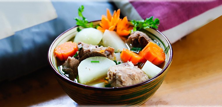 Tô nui xương heo nóng hổi, rắc hành ngò và tiêu hấp dẫn