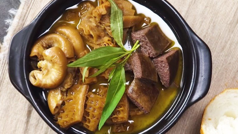 Tô phá lấu lòng bò nóng hổi, béo ngậy với nước cốt dừa