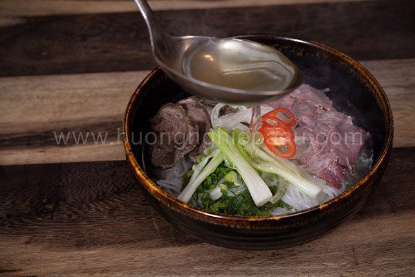 Tô phở bò hoàn chỉnh với nước dùng trong và thịt bò thái lát