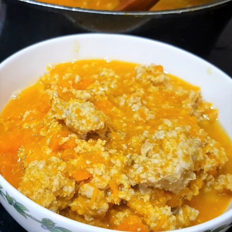 Tô súp bí đỏ thịt heo nóng hổi, đẹp mắt