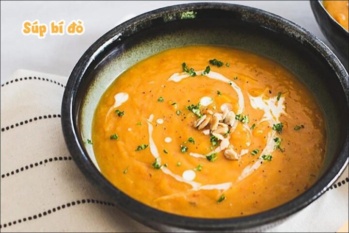 Tô súp bí đỏ trứng gà thơm ngon sánh mịn cho bé yêu