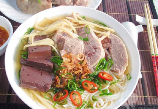 Tô vịt nấu măng chua nóng hổi ăn kèm bún thơm ngon