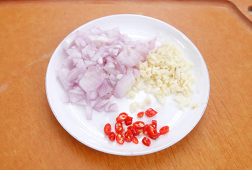 Tỏi băm và hành tím đã chuẩn bị