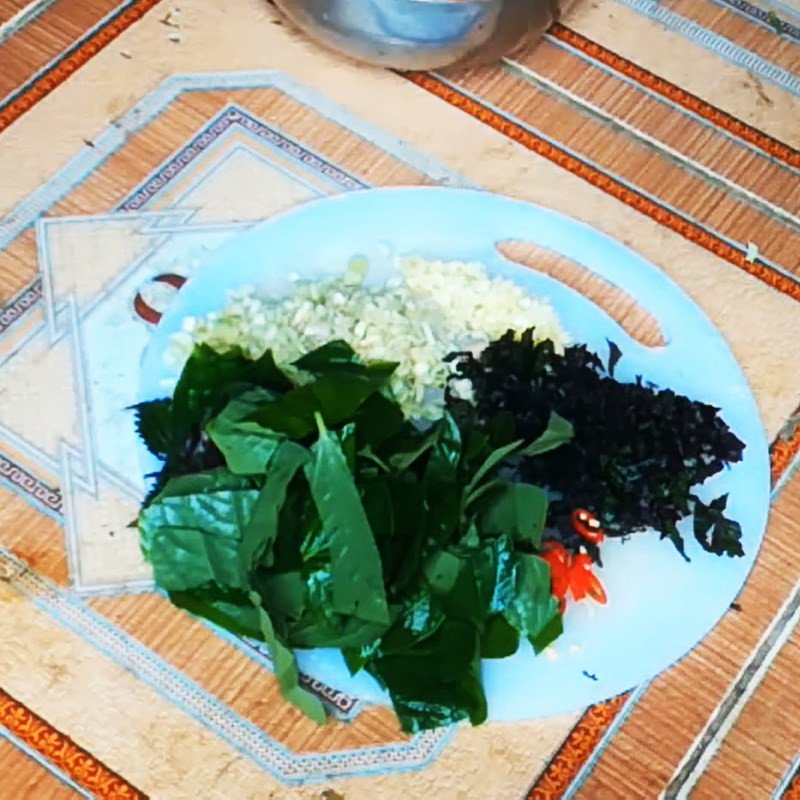 Tỏi băm và ớt tươi chuẩn bị cho bước phi thơm, tăng hương vị món ăn