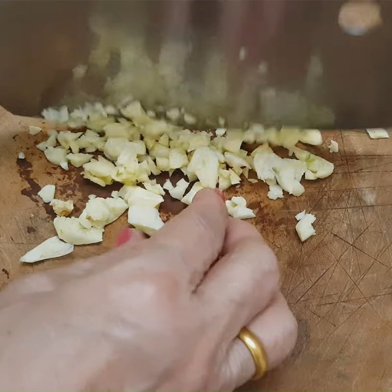 Tỏi đã băm nhỏ sẵn sàng để phi thơm