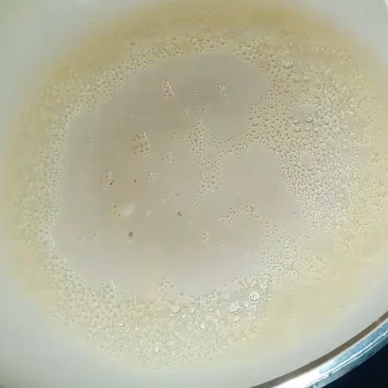 Tỏi đang được phi thơm trên chảo dầu nóng, tạo hương vị đặc trưng cho món ngọn su su xào