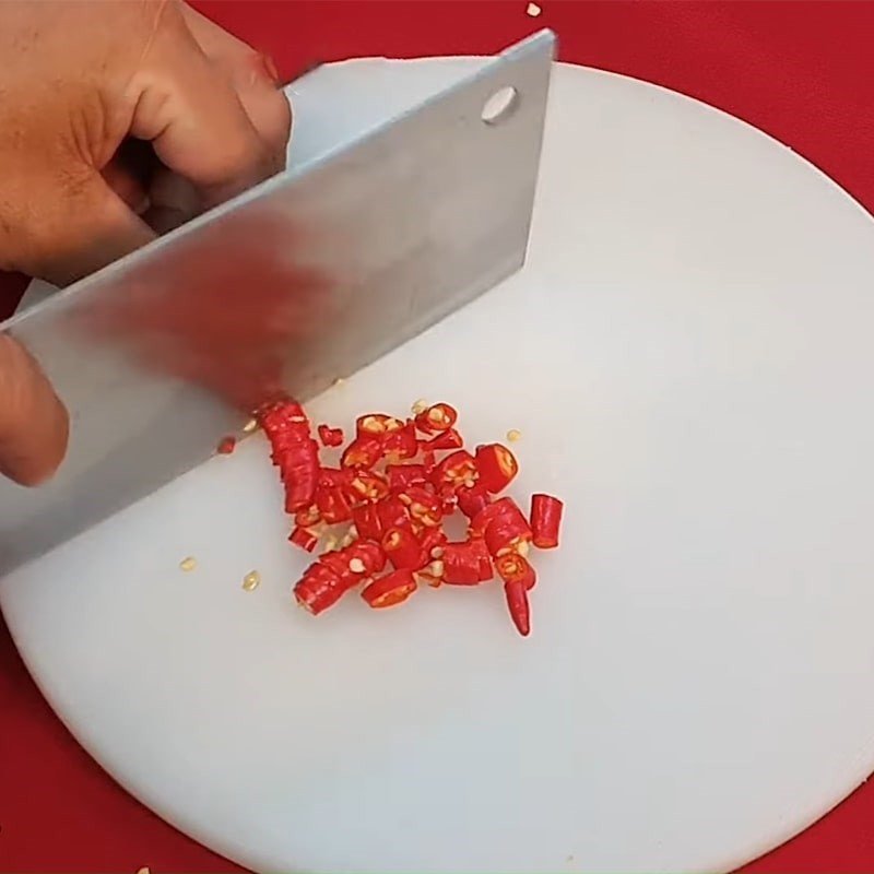 Tỏi và ớt đã được băm nhỏ, chuẩn bị cho bước phi thơm tạo hương vị đặc trưng cho món gan lợn xào tỏi.