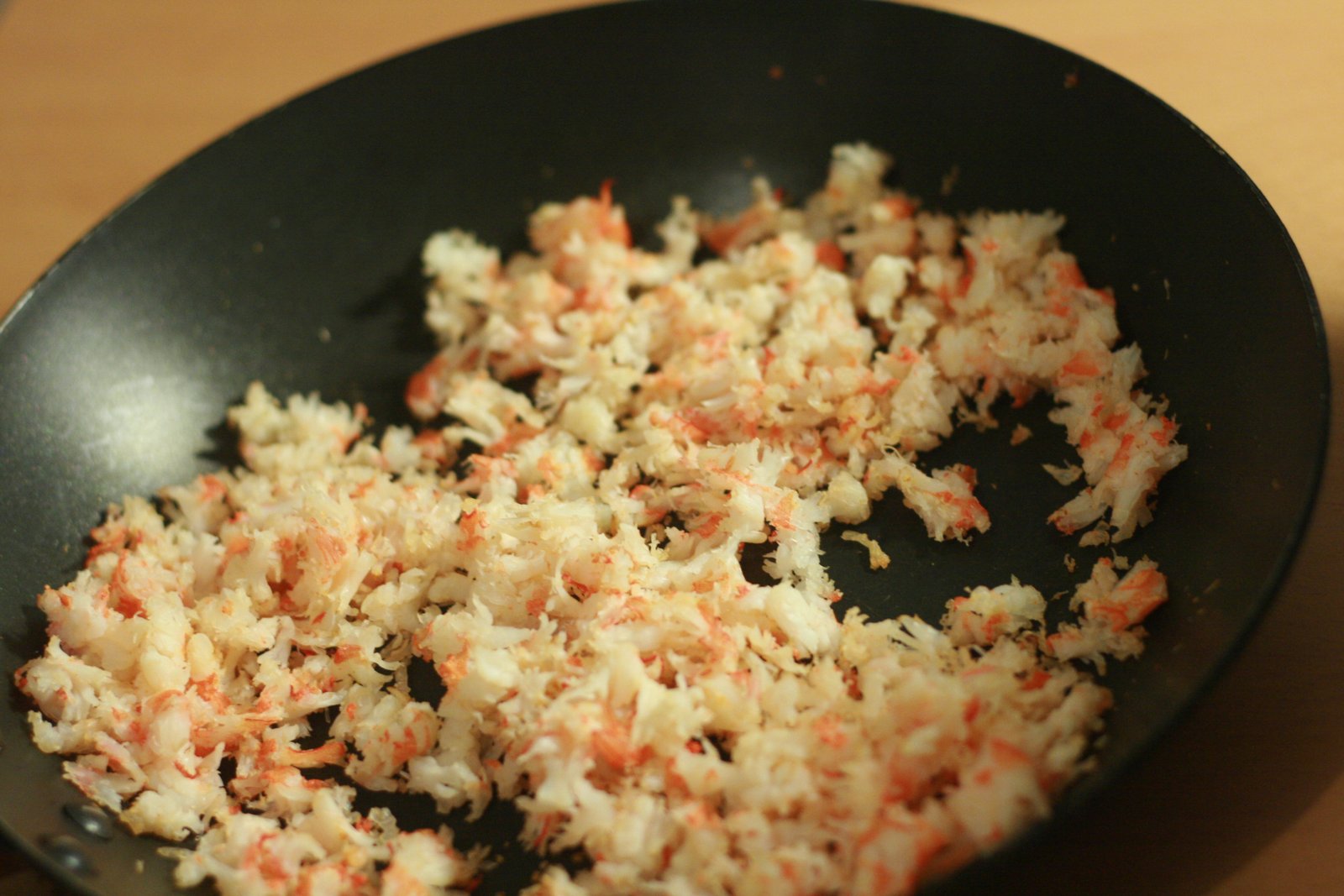 Tôm cháy khô và hành lá phi dầu dùng làm nhân bánh bèo khô