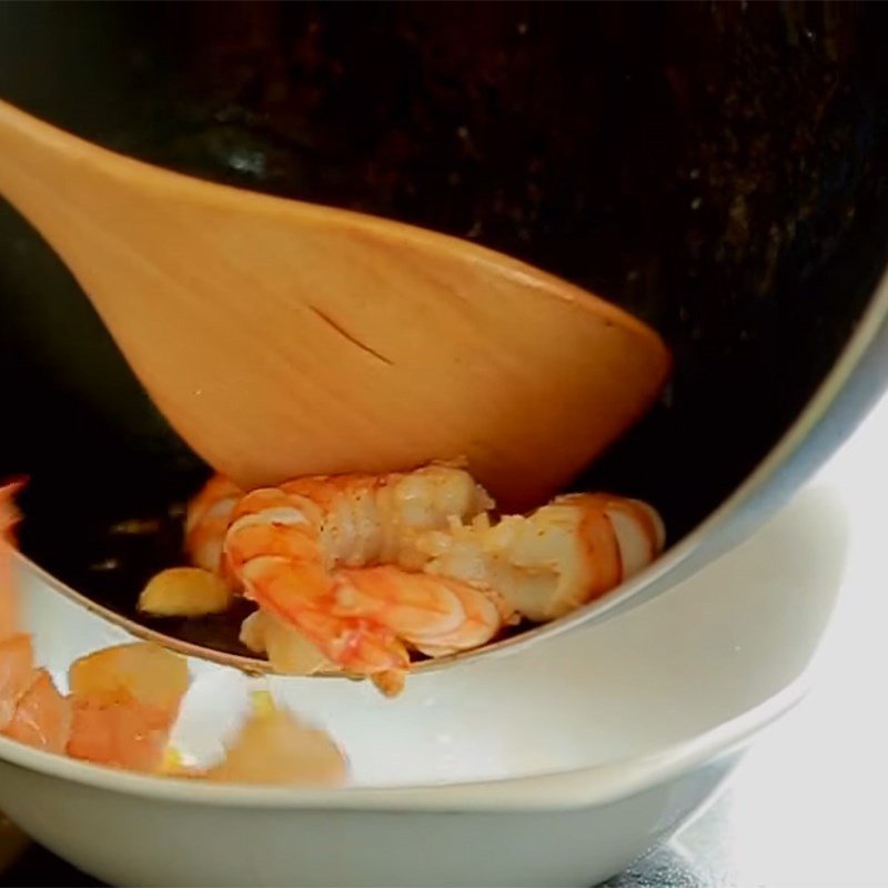 Tôm đã được xào sơ trong chảo