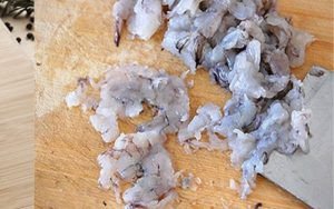 Tôm đã lột vỏ và băm nhuyễn