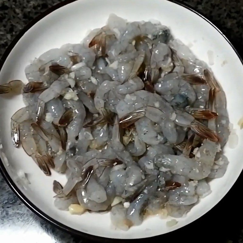 Tôm đã ướp gia vị làm bánh căn