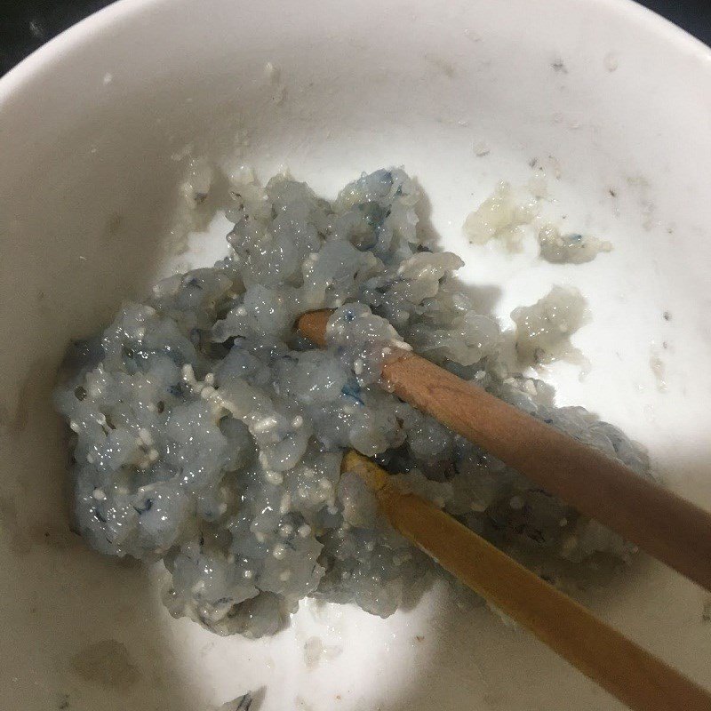 Tôm tươi đã sơ chế sạch sẽ và băm nhỏ, sẵn sàng để ướp gia vị cho món canh cải thìa