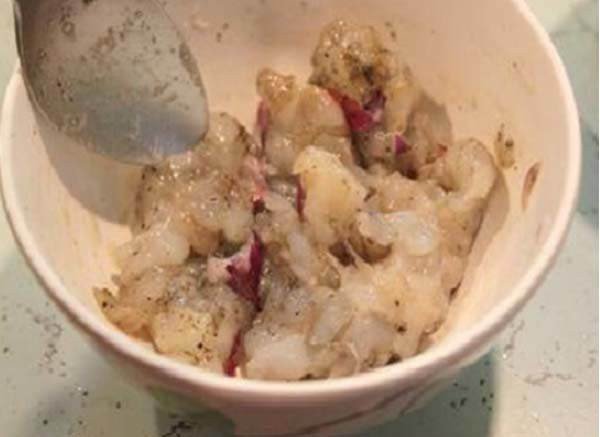 Tôm tươi được giã dập, sẵn sàng tạo vị ngọt tự nhiên cho món canh rau mồng tơi nấu tôm