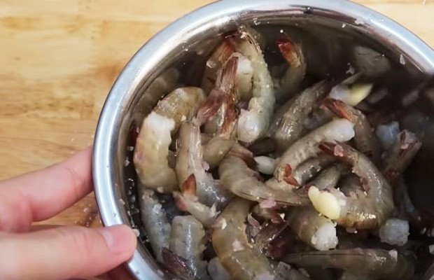 Tôm tươi được ướp cùng gia vị và củ nén để nấu mì Quảng
