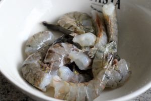 Tôm tươi ướp gia vị để làm bánh tôm Hồ Tây