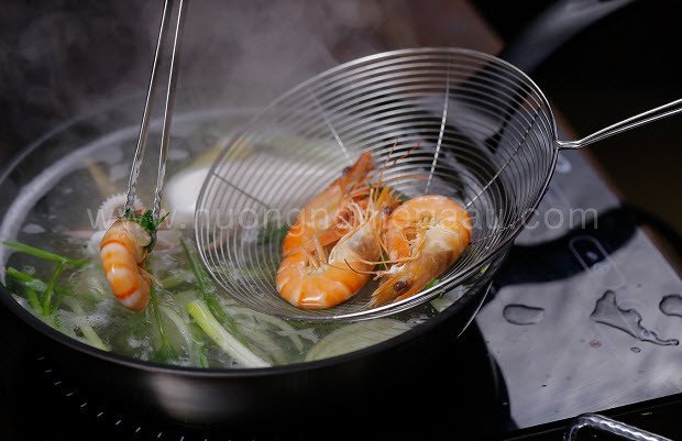 Tôm và mực tươi sau khi trụng sơ chuẩn bị cho món hủ tiếu Nam Vang