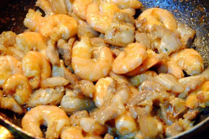 Tôm và thịt ba chỉ đã sơ chế sẵn sàng làm nhân bánh bột lọc