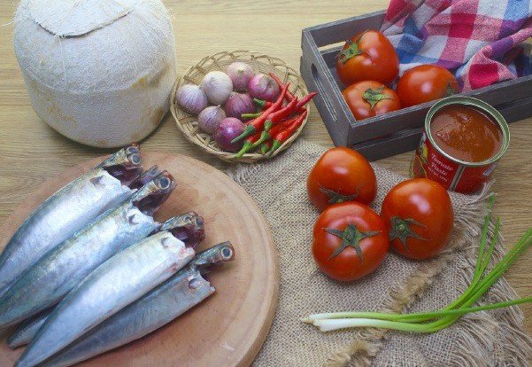 Tổng hợp nguyên liệu tươi ngon cho món cá nục kho cà chua truyền thống.