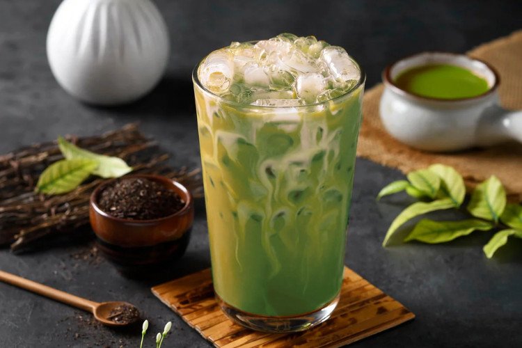 Trà sữa Thái matcha với màu xanh hấp dẫn