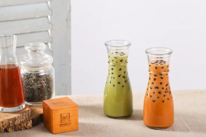 Trà sữa Thái trong ly đá, biểu tượng ẩm thực đường phố Thái Lan