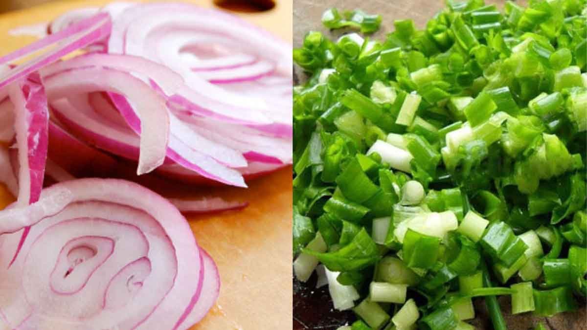 Trải đều trứng, hành lá và sa tế lên bánh tráng để nướng kiểu Đà Lạt