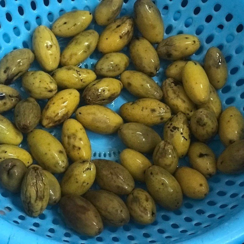 Trám xanh đã sơ chế, sẵn sàng để nấu món thịt kho trám xanh