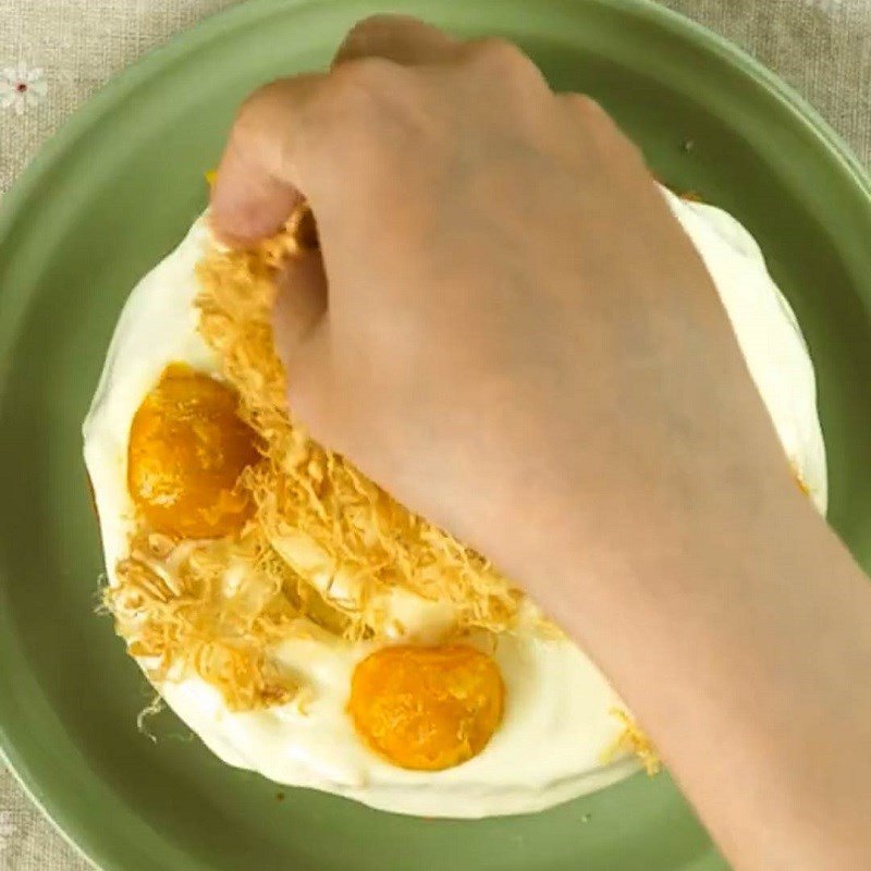 Trang trí bánh bông lan trứng muối từ bột trộn sẵn Meizan