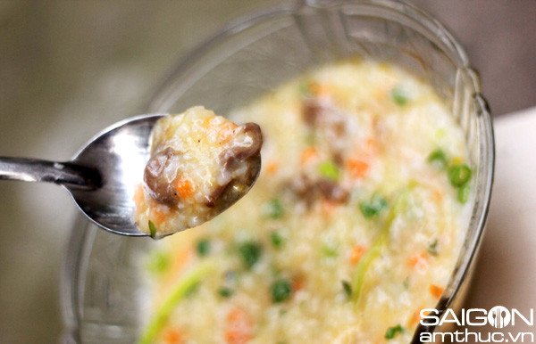 trang trí cháo tim heo với hành ngò và tiêu