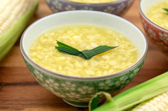 Trang trí chè ngô nếp với lá dứa tươi