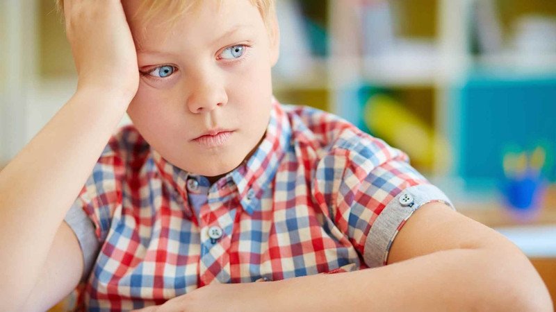 Trẻ em ngồi học bài, cho thấy tác động của thói quen ăn bim bim không lành mạnh đến sự tập trung.